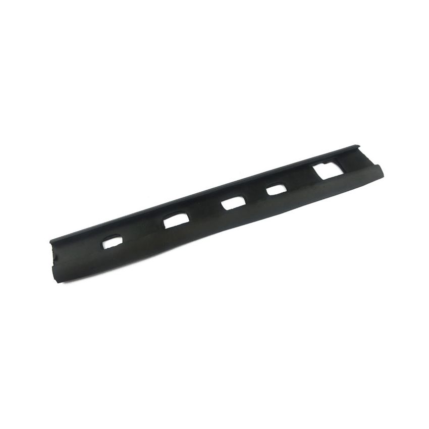 RH QUARTER LIGHT SEAL:  S&M