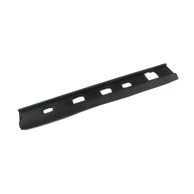 RH QUARTER LIGHT SEAL:  S&M